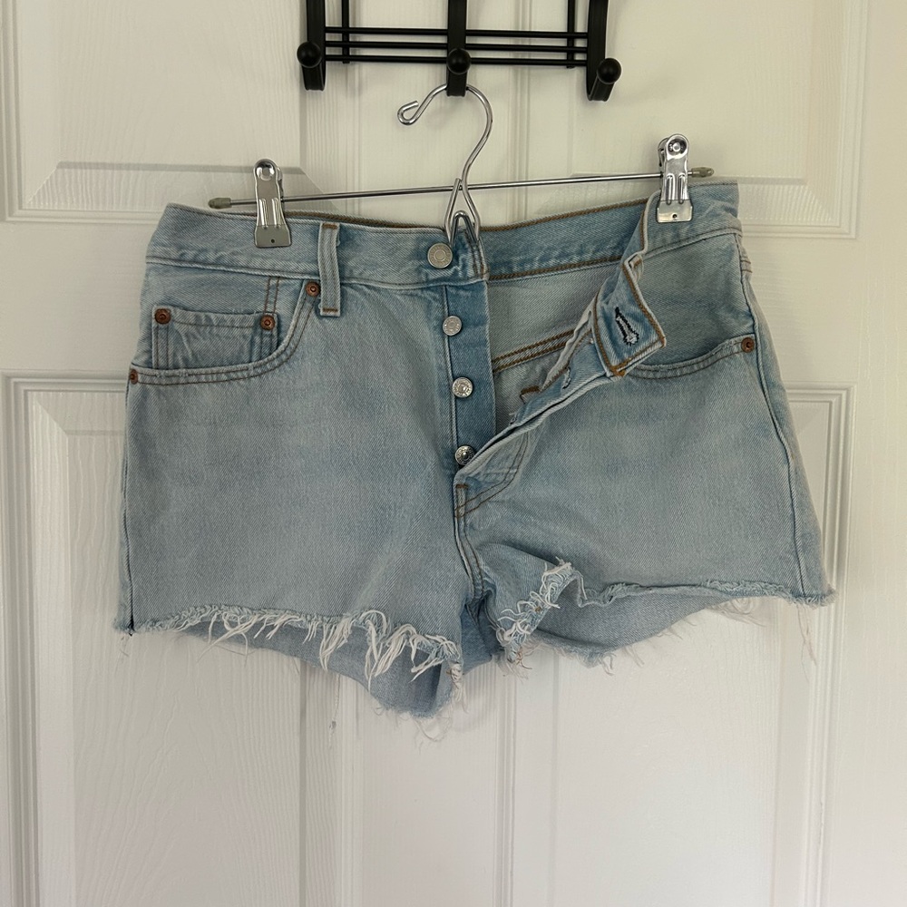 Levi ripped light wash shorts size 29